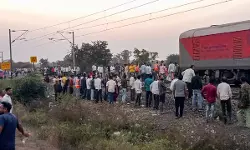 ജല്ഗാവ് ട്രെയിന് അപകടം; മരിച്ചവരുടെ എണ്ണം 13 ആയി ജല്ഗാവ് ട്രെയിന് അപകടം; മരിച്ചവരുടെ എണ്ണം 13 ആയി