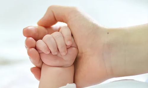 നവജാത ശിശുവിന്റെ ശരീരത്തില് സൂചി കുടുങ്ങിയ സംഭവം; മെഡിക്കല് കോളജിന്റെ ഭാഗത്ത് പിഴവില്ലെന്ന് റിപോര്ട്ട് നവജാത ശിശുവിന്റെ ശരീരത്തില് സൂചി കുടുങ്ങിയ സംഭവം; മെഡിക്കല് കോളജിന്റെ ഭാഗത്ത് പിഴവില്ലെന്ന് റിപോര്ട്ട്