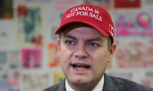 കാനഡ വില്പ്പനയ്ക്കില്ല തൊപ്പി വൈറലാവുന്നു കാനഡ വില്പ്പനയ്ക്കില്ല തൊപ്പി വൈറലാവുന്നു