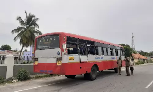 ബസ് യാത്രക്കിടെ ഛര്‍ദ്ദിക്കാന്‍ തല പുറത്തിട്ടു; ഗുണ്ടല്‍പേട്ടില്‍ ലോറിയിടിച്ച് യുവതിയുടെ തലയറ്റുപോയി
