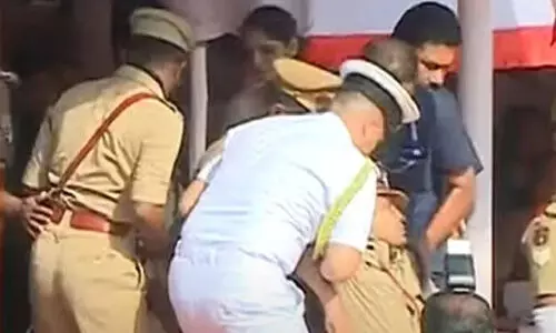 ഗവര്ണറുടെ റിപബ്ലിക് ദിന സന്ദേശത്തിനിടെ കമ്മീഷണര് കുഴഞ്ഞുവീണു ഗവര്ണറുടെ റിപബ്ലിക് ദിന സന്ദേശത്തിനിടെ കമ്മീഷണര് കുഴഞ്ഞുവീണു