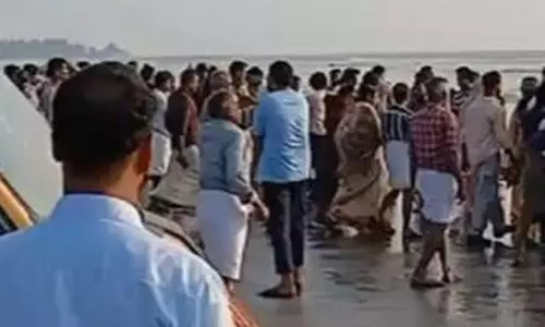 തിക്കോടി ഡ്രൈവ് ഇന് ബീച്ചില് നാല് പേര് തിരയില്പ്പെട്ട് മരിച്ചു തിക്കോടി ഡ്രൈവ് ഇന് ബീച്ചില് നാല് പേര് തിരയില്പ്പെട്ട് മരിച്ചു