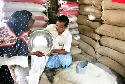 സമരം അവസാനിപ്പിക്കാന് സര്ക്കാര് നീക്കം; ഇന്നുച്ചയ്ക്ക് റേഷന് വ്യാപാരികളുമായി ചര്ച്ച സമരം അവസാനിപ്പിക്കാന് സര്ക്കാര് നീക്കം; ഇന്നുച്ചയ്ക്ക് റേഷന് വ്യാപാരികളുമായി ചര്ച്ച