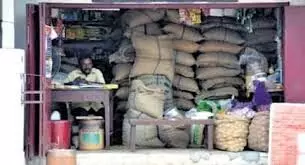 ആവശ്യങ്ങൾ അംഗീകരിക്കാമെന്ന് മന്ത്രി; റേഷൻ വ്യാപാരികളുടെ അനിശ്ചിതകാല സമരം പിൻവലിച്ചു ആവശ്യങ്ങൾ അംഗീകരിക്കാമെന്ന് മന്ത്രി; റേഷൻ വ്യാപാരികളുടെ അനിശ്ചിതകാല സമരം പിൻവലിച്ചു