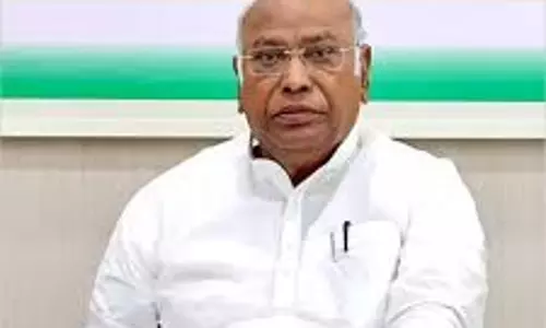 ഗംഗയിൽ മുങ്ങിയാൽ ദാരിദ്ര്യം ഇല്ലാതാകുമോ?; ബിജെപി നേതാക്കൾക്കെതിരേ ഖാർഗെ