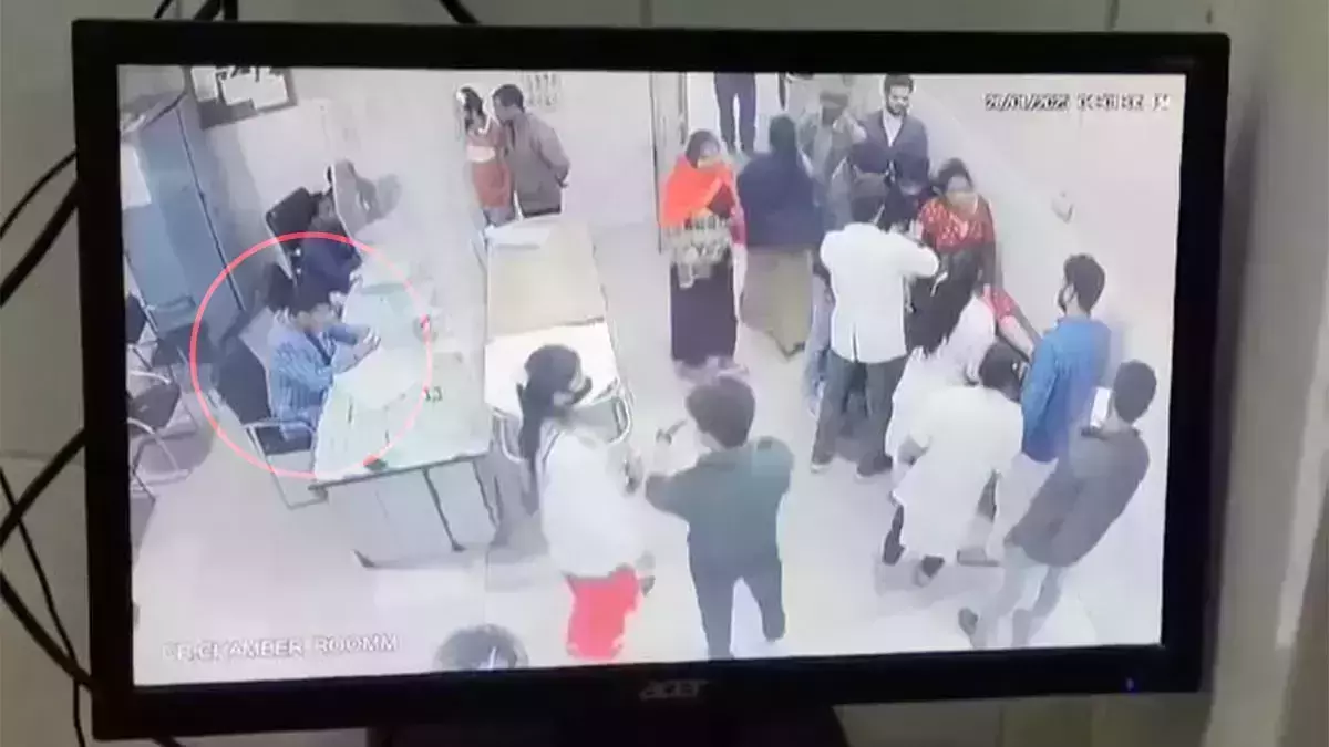 ഉത്തര്പ്രദേശില് ഡോക്ടര് റീല്സ് കണ്ടിരുന്നു; നെഞ്ചുവേദനയുമായെത്തിയ സ്ത്രീ ചികില്സ കിട്ടാതെ മരിച്ചു ഉത്തര്പ്രദേശില് ഡോക്ടര് റീല്സ് കണ്ടിരുന്നു; നെഞ്ചുവേദനയുമായെത്തിയ സ്ത്രീ ചികില്സ കിട്ടാതെ മരിച്ചു