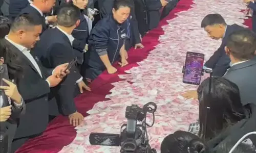 എണ്ണാന് കഴിയുന്നത്ര എടുത്തോളൂ ജീവനക്കാര്ക്കായി 95 കോടി രൂപ മേശപ്പുറത്ത് കൂട്ടിയിട്ട് ചൈനീസ് കമ്പനി (video) എണ്ണാന് കഴിയുന്നത്ര എടുത്തോളൂ ജീവനക്കാര്ക്കായി 95 കോടി രൂപ മേശപ്പുറത്ത് കൂട്ടിയിട്ട് ചൈനീസ് കമ്പനി (video)