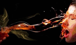 വീട്ടമ്മയ്ക്ക് നേരെ ആസിഡ് ആക്രമണം; മുഖത്തും കൈയ്ക്കും പൊള്ളലേറ്റു, ഭര്ത്താവ് അറസ്റ്റില് വീട്ടമ്മയ്ക്ക് നേരെ ആസിഡ് ആക്രമണം; മുഖത്തും കൈയ്ക്കും പൊള്ളലേറ്റു, ഭര്ത്താവ് അറസ്റ്റില്