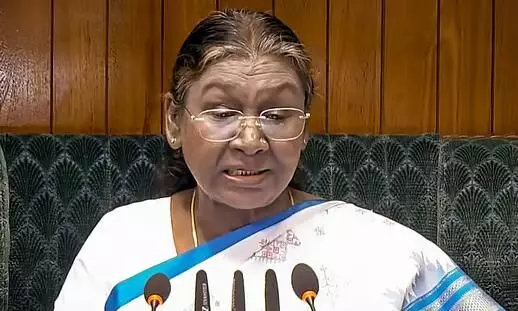 മൂന്നാം ടേമില് സര്ക്കാര് മൂന്നിരട്ടി വേഗത്തില്; കേന്ദ്ര സര്ക്കാറിനെ പ്രശംസിച്ച് ദ്രൗപതി മുര്മു മൂന്നാം ടേമില് സര്ക്കാര് മൂന്നിരട്ടി വേഗത്തില്; കേന്ദ്ര സര്ക്കാറിനെ പ്രശംസിച്ച് ദ്രൗപതി മുര്മു