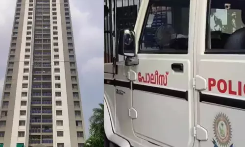 പതിനഞ്ചുകാരന് ഫ്ളാറ്റില് നിന്നും ചാടിമരിച്ച സംഭവം; മകന് സ്കൂളില് ക്രൂരപീഡനത്തിന് ഇരയായെന്ന് കുടുംബം പതിനഞ്ചുകാരന് ഫ്ളാറ്റില് നിന്നും ചാടിമരിച്ച സംഭവം; മകന് സ്കൂളില് ക്രൂരപീഡനത്തിന് ഇരയായെന്ന് കുടുംബം