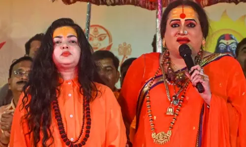 ക്രിമിനല്‍ പ്രവര്‍ത്തനങ്ങളില്‍ ഉള്‍പ്പെട്ട നടി; സന്യാസം സ്വീകരിച്ച മമത കുല്‍ക്കര്‍ണിയെ അഖാഡ പുറത്താക്കി