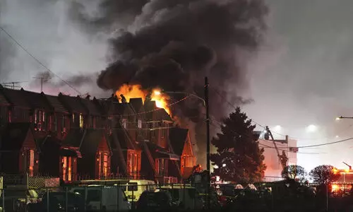 യുഎസില് ചെറുവിമാനം തകര്ന്നുവീണു; നിരവധി വീടുകള് കത്തിനശിച്ചു (VIDEO) യുഎസില് ചെറുവിമാനം തകര്ന്നുവീണു; നിരവധി വീടുകള് കത്തിനശിച്ചു (VIDEO)