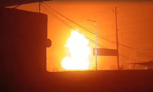 ഗാസിയാബാദില്‍ ഗ്യാസ് സിലിണ്ടര്‍ കയറ്റിവന്ന ലോറിക്ക് തീപിടിച്ചു; വന്‍സ്‌ഫോടനം (വീഡിയോ)