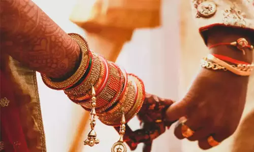 വിവാഹപിറ്റേന്ന് ഭാര്യയെ ഉപേക്ഷിച്ച് യുവാവ് മുങ്ങിയെന്ന് പരാതി വിവാഹപിറ്റേന്ന് ഭാര്യയെ ഉപേക്ഷിച്ച് യുവാവ് മുങ്ങിയെന്ന് പരാതി