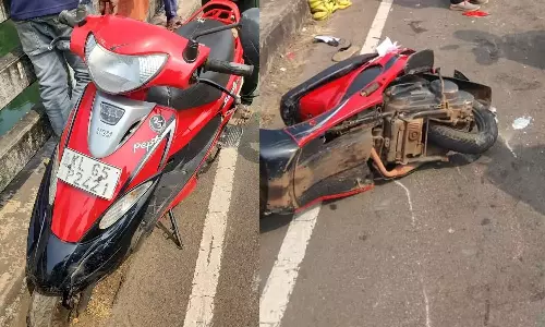 സ്കൂട്ടറില് ലോറിയിടിച്ച് യുവതി മരിച്ചു സ്കൂട്ടറില് ലോറിയിടിച്ച് യുവതി മരിച്ചു