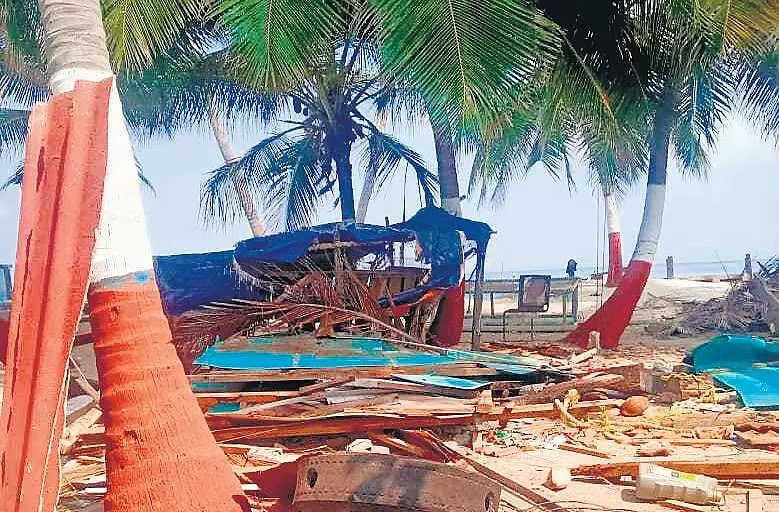 ലക്ഷദ്വീപില് മല്സ്യത്തൊഴിലാളികളോട് അതിക്രമം; ഷെഡുകള് പൊളിച്ചു നീക്കി ലക്ഷദ്വീപില് മല്സ്യത്തൊഴിലാളികളോട് അതിക്രമം; ഷെഡുകള് പൊളിച്ചു നീക്കി