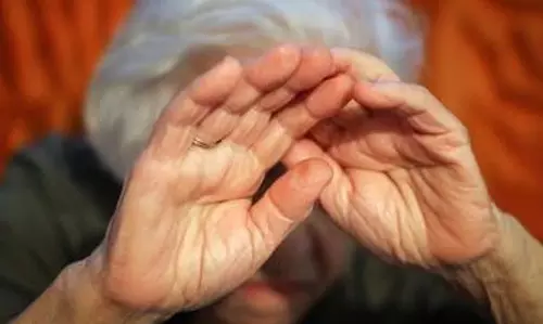 മുഖത്ത് ചവിട്ടി, വലിച്ചിഴച്ചു; ട്രെയിനില്‍ വയോധികനെ മര്‍ദ്ദിച്ച് ടിടിഇ