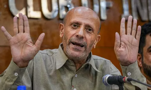 കശ്മീര്‍ എംപി എഞ്ചിനീയര്‍ റാഷിദ് നടത്തുന്ന നിരാഹാര സമരം മൂന്നാം ദിവസത്തിലേക്ക്