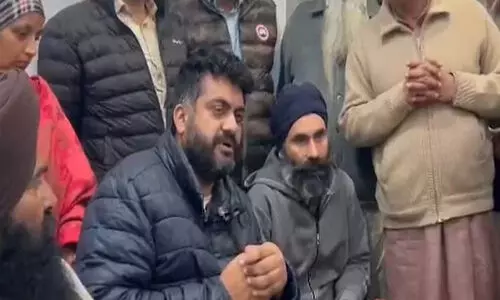 കൈകളില് വിലങ്ങിട്ടു; എങ്ങോട്ടാണ് കൊണ്ടുപോവുന്നത് എന്നു അറിയിച്ചില്ല വെളിപ്പെടുത്തലുമായി യുഎസ് തിരിച്ചയച്ച ഇന്ത്യക്കാര് കൈകളില് വിലങ്ങിട്ടു; എങ്ങോട്ടാണ് കൊണ്ടുപോവുന്നത് എന്നു അറിയിച്ചില്ല വെളിപ്പെടുത്തലുമായി യുഎസ് തിരിച്ചയച്ച ഇന്ത്യക്കാര്