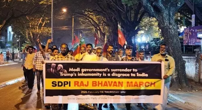 യുഎസില് നിന്ന് നാടുകടത്തിയവരെ വിലങ്ങണിയിച്ച സംഭവം: എസ്ഡിപിഐ രാജ്ഭവന് മാര്ച്ച് നടത്തി യുഎസില് നിന്ന് നാടുകടത്തിയവരെ വിലങ്ങണിയിച്ച സംഭവം: എസ്ഡിപിഐ രാജ്ഭവന് മാര്ച്ച് നടത്തി