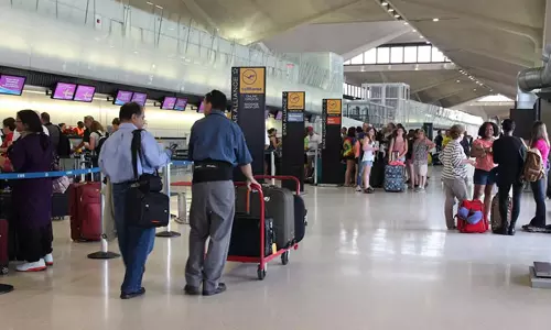 പ്രവാസികളുടെ നാടുമായുള്ള ബന്ധം പ്രോല്‍സാഹിപ്പിക്കാന്‍ ലോക കേരള കേന്ദ്രങ്ങള്‍ സ്ഥാപിക്കും: അഞ്ച് കോടി വകയിരുത്തി