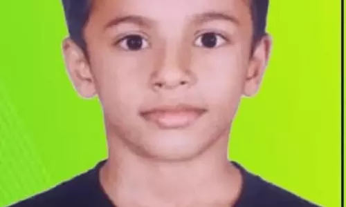 പത്തുവയസുകാരന് ടാങ്കര് ലോറിക്കടിയിലേക്ക് തെറിച്ചുവീണു മരിച്ചു പത്തുവയസുകാരന് ടാങ്കര് ലോറിക്കടിയിലേക്ക് തെറിച്ചുവീണു മരിച്ചു