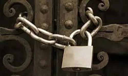 ഭര്ത്താവ് വീട് പൂട്ടിപ്പോയി; ഭാര്യയും മക്കളും പോലിസ് സ്റ്റേഷനില് അഭയം തേടി, മുമ്പ് ഗാര്ഹികപീഡന പരാതിയുണ്ടെന്ന് പോലിസ് ഭര്ത്താവ് വീട് പൂട്ടിപ്പോയി; ഭാര്യയും മക്കളും പോലിസ് സ്റ്റേഷനില് അഭയം തേടി, മുമ്പ് ഗാര്ഹികപീഡന പരാതിയുണ്ടെന്ന് പോലിസ്