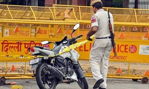 ഡല്ഹിയില് അഞ്ചുവയസുകാരി സ്കൂള് ബസില് പീഡനത്തിനിരയായി; ആറുമാസമായിട്ടും ആരോപണവിധേയനെ ചോദ്യം ചെയ്യാതെ പോലിസ്, സ്കൂളിന് മുമ്പില് പ്രതിഷേധം ഡല്ഹിയില് അഞ്ചുവയസുകാരി സ്കൂള് ബസില് പീഡനത്തിനിരയായി; ആറുമാസമായിട്ടും ആരോപണവിധേയനെ ചോദ്യം ചെയ്യാതെ പോലിസ്, സ്കൂളിന് മുമ്പില് പ്രതിഷേധം