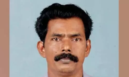 മോഷണക്കേസ് പ്രതിയെ തെളിവെടുപ്പിന് കൊണ്ടുവന്നപ്പോള് സ്വര്ണക്കടയുടമ സയനൈഡ് കഴിച്ച് മരിച്ചു മോഷണക്കേസ് പ്രതിയെ തെളിവെടുപ്പിന് കൊണ്ടുവന്നപ്പോള് സ്വര്ണക്കടയുടമ സയനൈഡ് കഴിച്ച് മരിച്ചു