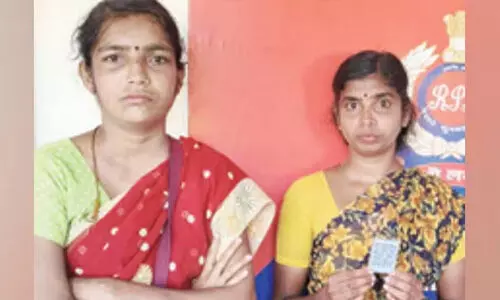 ക്യൂആര് കോഡ് കാര്ഡുകളുമായി ഭിക്ഷതേടാന് ഇറങ്ങിയ രണ്ടുപേര് പിടിയില് ക്യൂആര് കോഡ് കാര്ഡുകളുമായി ഭിക്ഷതേടാന് ഇറങ്ങിയ രണ്ടുപേര് പിടിയില്