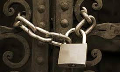 ഭര്ത്താവ് വീട് പൂട്ടിപ്പോയി; ഭാര്യയും മക്കളും പോലിസ് സ്റ്റേഷനില് അഭയം തേടി, മുമ്പ് ഗാര്ഹികപീഡന പരാതിയുണ്ടെന്ന് പോലിസ് ഭര്ത്താവ് വീട് പൂട്ടിപ്പോയി; ഭാര്യയും മക്കളും പോലിസ് സ്റ്റേഷനില് അഭയം തേടി, മുമ്പ് ഗാര്ഹികപീഡന പരാതിയുണ്ടെന്ന് പോലിസ്