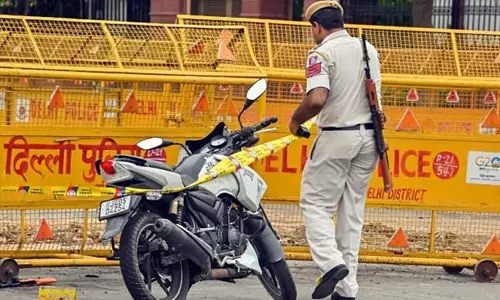 ഡല്‍ഹിയില്‍ അഞ്ചുവയസുകാരി സ്‌കൂള്‍ ബസില്‍ പീഡനത്തിനിരയായി; ആറുമാസമായിട്ടും ആരോപണവിധേയനെ ചോദ്യം ചെയ്യാതെ പോലിസ്, സ്‌കൂളിന് മുമ്പില്‍ പ്രതിഷേധം