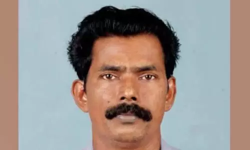 മോഷണക്കേസ് പ്രതിയെ തെളിവെടുപ്പിന് കൊണ്ടുവന്നപ്പോള് സ്വര്ണക്കടയുടമ സയനൈഡ് കഴിച്ച് മരിച്ചു മോഷണക്കേസ് പ്രതിയെ തെളിവെടുപ്പിന് കൊണ്ടുവന്നപ്പോള് സ്വര്ണക്കടയുടമ സയനൈഡ് കഴിച്ച് മരിച്ചു