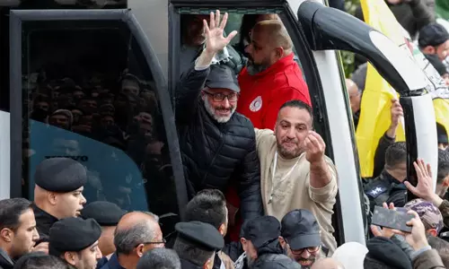 183 ഫലസ്തീനികളെ വിട്ടയച്ച് ഇസ്രായേല്; 21 വര്ഷം ജയിലില് അടച്ച ഹമാസ് നേതാവും തിരിച്ചെത്തി (വീഡിയോ) 183 ഫലസ്തീനികളെ വിട്ടയച്ച് ഇസ്രായേല്; 21 വര്ഷം ജയിലില് അടച്ച ഹമാസ് നേതാവും തിരിച്ചെത്തി (വീഡിയോ)