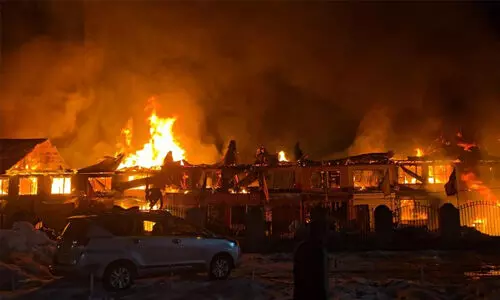 കശ്മീരിലെ സോനമാര്ഗ് മാര്ക്കറ്റില് വന്തീപിടിത്തം (വീഡിയോ) കശ്മീരിലെ സോനമാര്ഗ് മാര്ക്കറ്റില് വന്തീപിടിത്തം (വീഡിയോ)