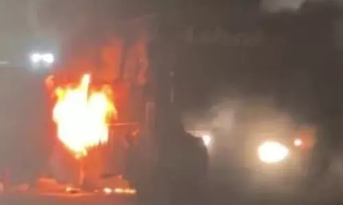 കേരളത്തിലേക്ക് വരുകയായിരുന്ന ബസ് കത്തിനശിച്ചു കേരളത്തിലേക്ക് വരുകയായിരുന്ന ബസ് കത്തിനശിച്ചു