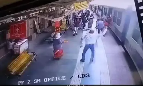 ട്രെയ്ന് വലിച്ചുകൊണ്ടുപോയ സ്ത്രീയെ രക്ഷിച്ചു (വീഡിയോ) ട്രെയ്ന് വലിച്ചുകൊണ്ടുപോയ സ്ത്രീയെ രക്ഷിച്ചു (വീഡിയോ)