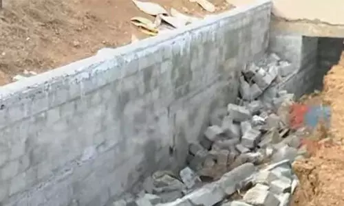 മതിലിടിഞ്ഞ് വീണ് രണ്ടു തൊഴിലാളികള് മരിച്ചു മതിലിടിഞ്ഞ് വീണ് രണ്ടു തൊഴിലാളികള് മരിച്ചു