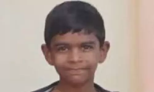 തെരുവുനായയെ കണ്ട് പേടിച്ചുമാറിയ കുട്ടി കനാലില് വീണുമരിച്ചു തെരുവുനായയെ കണ്ട് പേടിച്ചുമാറിയ കുട്ടി കനാലില് വീണുമരിച്ചു