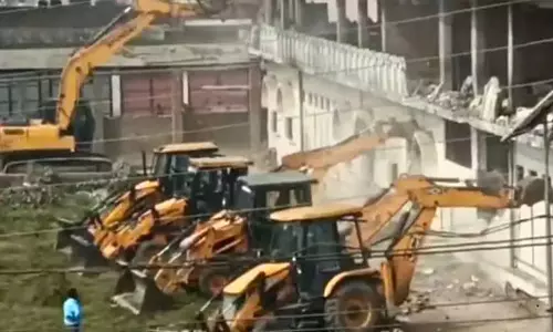 ഉത്തര്‍പ്രദേശിലെ മദ്‌നി പള്ളി പൊളിച്ചു; കാവലിന് അതിര്‍ത്തിരക്ഷാ സേനയും(വീഡിയോ)