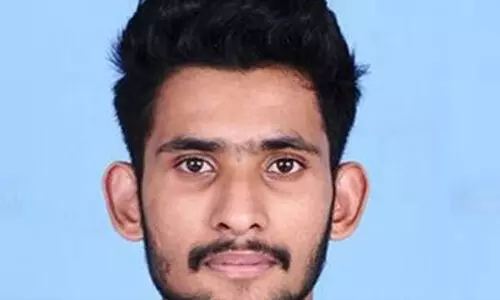 സ്വകാര്യ ബസും ബൈക്കും കൂട്ടിയിടിച്ച് കോളജ് വിദ്യാര്ഥി മരിച്ചു സ്വകാര്യ ബസും ബൈക്കും കൂട്ടിയിടിച്ച് കോളജ് വിദ്യാര്ഥി മരിച്ചു