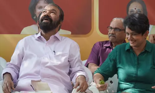 മന്ത്രി ശിവന്കുട്ടിയുടെ തലയില് മാങ്ങ വീണു; ചിത്രം പങ്കുവച്ച് മന്ത്രി മന്ത്രി ശിവന്കുട്ടിയുടെ തലയില് മാങ്ങ വീണു; ചിത്രം പങ്കുവച്ച് മന്ത്രി