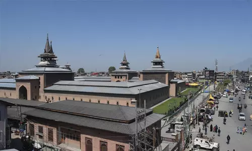 കശ്മീരിലെ ജാമിഅ് മസ്ജിദ് പോലിസ് പൂട്ടി; ശഅബാന്‍ 15ന്റെ പ്രാര്‍ത്ഥനക്കെത്തിയവരെ പുറത്താക്കി