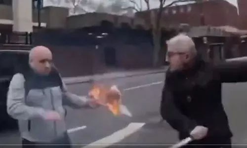 ലണ്ടനില് ഖുര്ആന് കത്തിച്ചയാളെ തല്ലിയോടിച്ച് വയോധികന് (വീഡിയോ) ലണ്ടനില് ഖുര്ആന് കത്തിച്ചയാളെ തല്ലിയോടിച്ച് വയോധികന് (വീഡിയോ)