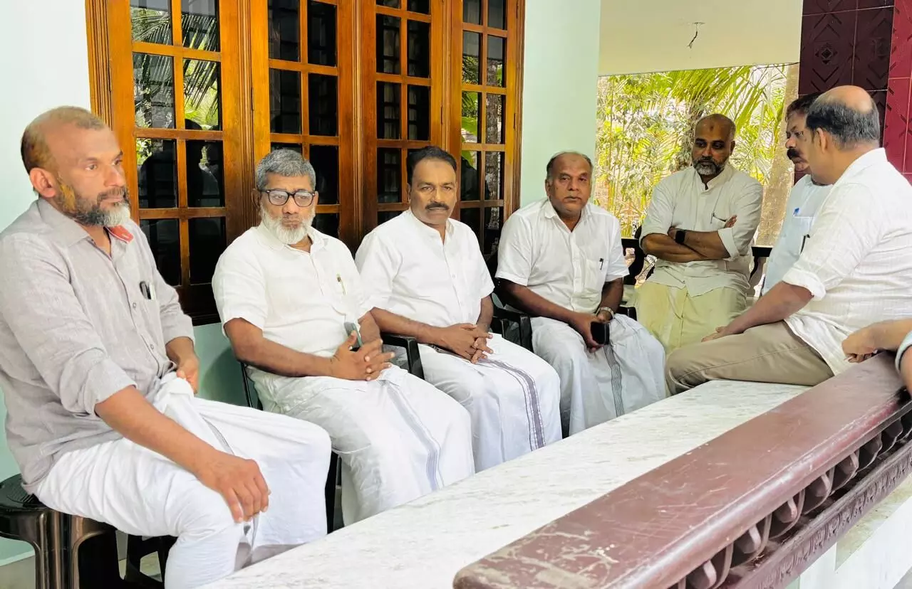 സൗദിയില് മരണപ്പെട്ട നൗഫലിന്റെ വീട് എസ് ഡി പി ഐ നേതാക്കള് സന്ദര്ശിച്ചു സൗദിയില് മരണപ്പെട്ട നൗഫലിന്റെ വീട് എസ് ഡി പി ഐ നേതാക്കള് സന്ദര്ശിച്ചു