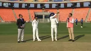 രഞ്ജി ട്രോഫി സെമി; കേരളം ഭേദപ്പെട്ട നിലയില്; സചിന് ബേബിയും ജലജ് സക്സേനയും ക്രീസില്; 3 വിക്കറ്റുകള് നഷ്ടം രഞ്ജി ട്രോഫി സെമി; കേരളം ഭേദപ്പെട്ട നിലയില്; സചിന് ബേബിയും ജലജ് സക്സേനയും ക്രീസില്; 3 വിക്കറ്റുകള് നഷ്ടം