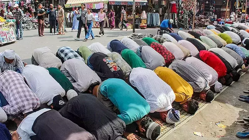 റമദാനില്‍ മുസ് ലിം ജീവനക്കാരുടെ ജോലി സമയം കുറച്ച് തെലങ്കാന സര്‍ക്കാര്‍