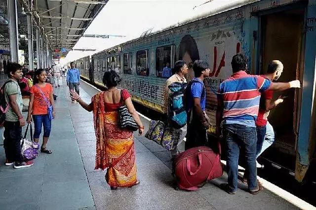 റെയില്വേ സ്റ്റേഷനുകളിലെ തിരക്ക്; നിയന്ത്രണ നടപടികള് പ്രഖ്യാപിച്ച് ഇന്ത്യന് റെയില്വേ റെയില്വേ സ്റ്റേഷനുകളിലെ തിരക്ക്; നിയന്ത്രണ നടപടികള് പ്രഖ്യാപിച്ച് ഇന്ത്യന് റെയില്വേ