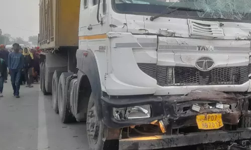 ട്രക്ക് വാനിലിടിച്ച് അഞ്ചു മരണം