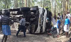വിനോദ സഞ്ചാരികളുടെ ബസ് മറിഞ്ഞ് രണ്ട് മരണം വിനോദ സഞ്ചാരികളുടെ ബസ് മറിഞ്ഞ് രണ്ട് മരണം